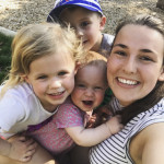 Au pair mit Gastkindern im Arm