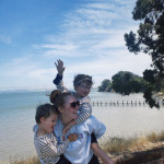 au pair am strand mit zwei kindern im arm