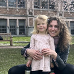 Au pair umarmt Gastkind